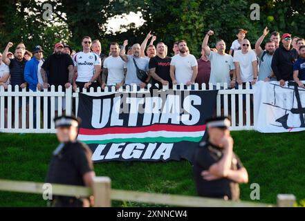 Blick auf Legia Warszawa Fans in einem Ferienpark, der die UEFA Conference League, die zweite Qualifikationsrunde, das zweite Legspiel im Bangor City Stadium, Wales, beobachtet. Bilddatum: Donnerstag, 1. August 2024. Stockfoto