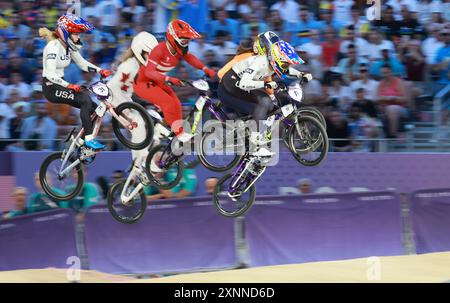 Montigny Le Bretonneux, Frankreich. August 2024. Olympia, Paris 2024, Radfahren, BMX, Vorbereitungen, im Viertelfinale, Frauen, Alise Willoughby (r) führt das Feld in der Hitze an. Quelle: Jan Woitas/dpa/Alamy Live News Stockfoto