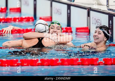 Nanterre, Frankreich. August 2024. NANTERRE, FRANKREICH - 1. AUGUST: TEs Schouten aus den Niederlanden, Gewinner der brons-Medaille, umarmt Tatjana Smith aus Südafrika, Siegerin der Silbermedaille, neben Kate Douglass aus den USA, Siegerin der Goldmedaille, nachdem sie am 6. Tag des Schwimmen - Olympia im 200-m-Brustfinale der Frauen teilgenommen hat Spiele Paris 2024 in der Paris La Defense Arena am 1. August 2024 in Nanterre, Frankreich. (Foto: Joris Verwijst/BSR Agency) Credit: BSR Agency/Alamy Live News Stockfoto