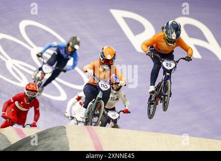 PARIS - Laura Smulders und Merel Smulders in Aktion während des BMX-Viertelfinals bei den Olympischen Spielen. ANP ROBIN VAN LONKHUIJSEN Credit: ANP/Alamy Live News Stockfoto