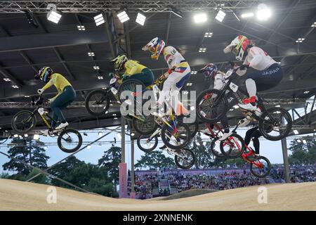 Montigny Le Bretonneux, Frankreich. August 2024. Olympische Spiele, Paris 2024, Radfahren, BMX, Vorspiele, Viertelfinale, Frauen, Riders sind auf der Rennstrecke heiß. Quelle: Jan Woitas/dpa/Alamy Live News Stockfoto