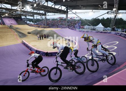 Montigny Le Bretonneux, Frankreich. August 2024. Olympische Spiele, Paris 2024, Radfahren, BMX, Vorspiele, Viertelfinale, Frauen, Riders sind auf der Rennstrecke heiß. Quelle: Jan Woitas/dpa/Alamy Live News Stockfoto