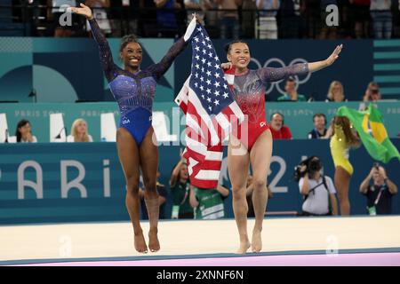 Paris, Frankreich. August 2024. Paris, Frankreich. August 2024. Simone Biles (links) feiert mit der Bronzemedaillengewinnerin Sunisa Lee (rechts) die Flagge, nach dem All-around-Finale der Frauen. Biles. Tresor. In der Bercy Arena am 6. Tag der Olympischen Spiele 2024 in Paris, Frankreich. Quelle: Adam Stoltman/Alamy Live News Stockfoto