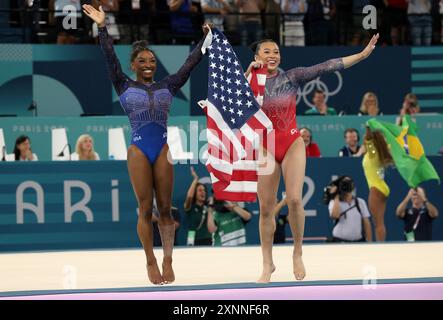 Paris, Frankreich. August 2024. Paris, Frankreich. August 2024. Simone Biles (links) feiert mit der Bronzemedaillengewinnerin Sunisa Lee (rechts) die Flagge, nach dem All-around-Finale der Frauen. Biles. Tresor. In der Bercy Arena am 6. Tag der Olympischen Spiele 2024 in Paris, Frankreich. Quelle: Adam Stoltman/Alamy Live News Stockfoto