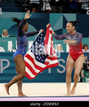 Paris, Frankreich. August 2024. Paris, Frankreich. August 2024. Simone Biles (links) feiert mit der Bronzemedaillengewinnerin Sunisa Lee (rechts) die Flagge, nach dem All-around-Finale der Frauen. Biles. Tresor. In der Bercy Arena am 6. Tag der Olympischen Spiele 2024 in Paris, Frankreich. Quelle: Adam Stoltman/Alamy Live News Stockfoto