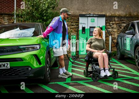 Behinderte Gäste, die den Parkplatz für Elektrofahrzeuge Saltergate Chesterfield nutzen Stockfoto