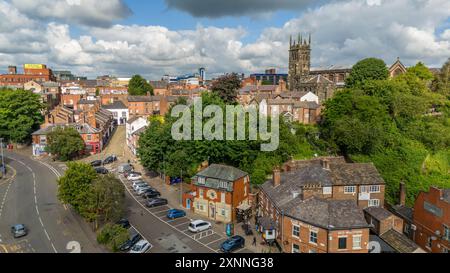 Blick aus der Vogelperspektive im Stadtzentrum von Macclesfield, ehemaliger Bull and Gate Pub, Waters Green Parkplatz und Wahrzeichen St. Michael & All Angels Church Stockfoto