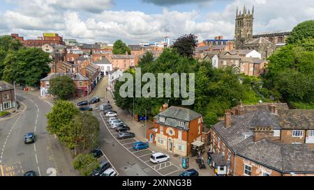 Blick aus der Vogelperspektive im Stadtzentrum von Macclesfield, ehemaliger Bull and Gate Pub, Waters Green Parkplatz und Wahrzeichen St. Michael & All Angels Church Stockfoto