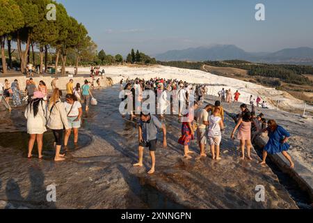 1. August 2024: Denizli, Turkiye am 1. August 2024: Touristen genießen gesundes Wasser und Terrassenpools in Pamukkale Travertines. Ende des 2. Jahrhunderts v. Chr. schuf die Attalidendynastie, die Könige von Pergamon, eine surreale Landschaft, bestehend aus dem Thermalbad Hierapolis, dessen kalzithaltiges Wasser aus Quellen in einer etwa 200 m hohen Klippe stammt, Pamukkale, was den Cotton Palace, Mineralwälder, versteinerte Wasserfälle und eine Reihe von Terrassen-Pools in Denizli. (Kreditbild: © Tolga Ildun/ZUMA Press Wire) NUR REDAKTIONELLE VERWENDUNG! Nicht für kommerzielle ZWECKE! Stockfoto