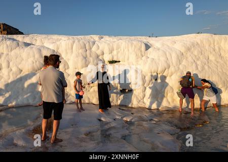 1. August 2024: Denizli, Turkiye am 1. August 2024: Touristen genießen gesundes Wasser und Terrassenpools in Pamukkale Travertines. Ende des 2. Jahrhunderts v. Chr. schuf die Attalidendynastie, die Könige von Pergamon, eine surreale Landschaft, bestehend aus dem Thermalbad Hierapolis, dessen kalzithaltiges Wasser aus Quellen in einer etwa 200 m hohen Klippe stammt, Pamukkale, was den Cotton Palace, Mineralwälder, versteinerte Wasserfälle und eine Reihe von Terrassen-Pools in Denizli. (Kreditbild: © Tolga Ildun/ZUMA Press Wire) NUR REDAKTIONELLE VERWENDUNG! Nicht für kommerzielle ZWECKE! Stockfoto