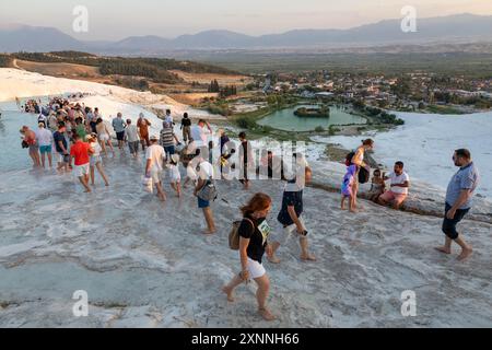 1. August 2024: Denizli, Turkiye am 1. August 2024: Touristen genießen gesundes Wasser und Terrassenpools in Pamukkale Travertines. Ende des 2. Jahrhunderts v. Chr. schuf die Attalidendynastie, die Könige von Pergamon, eine surreale Landschaft, bestehend aus dem Thermalbad Hierapolis, dessen kalzithaltiges Wasser aus Quellen in einer etwa 200 m hohen Klippe stammt, Pamukkale, was den Cotton Palace, Mineralwälder, versteinerte Wasserfälle und eine Reihe von Terrassen-Pools in Denizli. (Kreditbild: © Tolga Ildun/ZUMA Press Wire) NUR REDAKTIONELLE VERWENDUNG! Nicht für kommerzielle ZWECKE! Stockfoto