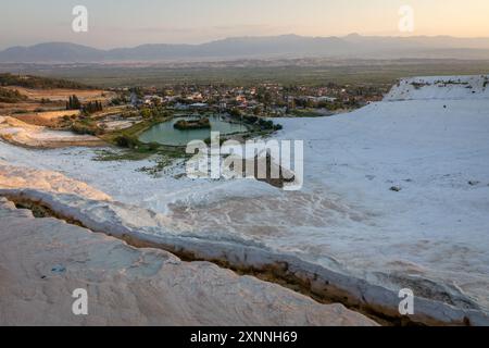 1. August 2024: Denizli, Turkiye am 1. August 2024: Touristen genießen gesundes Wasser und Terrassenpools in Pamukkale Travertines. Ende des 2. Jahrhunderts v. Chr. schuf die Attalidendynastie, die Könige von Pergamon, eine surreale Landschaft, bestehend aus dem Thermalbad Hierapolis, dessen kalzithaltiges Wasser aus Quellen in einer etwa 200 m hohen Klippe stammt, Pamukkale, was den Cotton Palace, Mineralwälder, versteinerte Wasserfälle und eine Reihe von Terrassen-Pools in Denizli. (Kreditbild: © Tolga Ildun/ZUMA Press Wire) NUR REDAKTIONELLE VERWENDUNG! Nicht für kommerzielle ZWECKE! Stockfoto