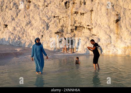 1. August 2024: Denizli, Turkiye am 1. August 2024: Touristen genießen gesundes Wasser und Terrassenpools in Pamukkale Travertines. Ende des 2. Jahrhunderts v. Chr. schuf die Attalidendynastie, die Könige von Pergamon, eine surreale Landschaft, bestehend aus dem Thermalbad Hierapolis, dessen kalzithaltiges Wasser aus Quellen in einer etwa 200 m hohen Klippe stammt, Pamukkale, was den Cotton Palace, Mineralwälder, versteinerte Wasserfälle und eine Reihe von Terrassen-Pools in Denizli. (Kreditbild: © Tolga Ildun/ZUMA Press Wire) NUR REDAKTIONELLE VERWENDUNG! Nicht für kommerzielle ZWECKE! Stockfoto
