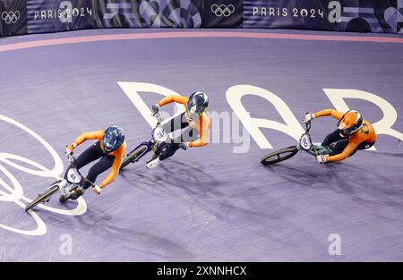 PARIS - Manon Veenstra, Merel Smulders und Laura Smulders in Aktion während des BMX Viertelfinals bei den Olympischen Spielen. ANP ROBIN VAN LONKHUIJSEN Credit: ANP/Alamy Live News Stockfoto