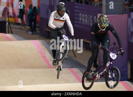 Montigny Le Bretonneux, Frankreich. August 2024. Olympia, Paris 2024, Radfahren, BMX, Vorbereitungen, Viertelfinale, Männer, Philip Schaub (l) aus Deutschland in Aktion. Quelle: Jan Woitas/dpa/Alamy Live News Stockfoto