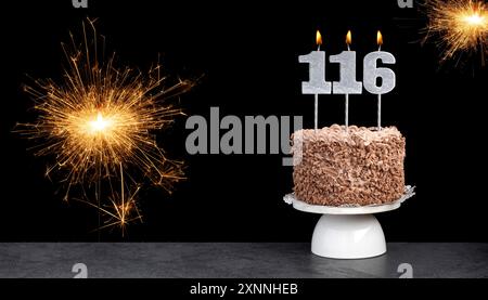 Geburtstagsfeier mit Kuchen und Kerze Nummer 116 Stockfoto