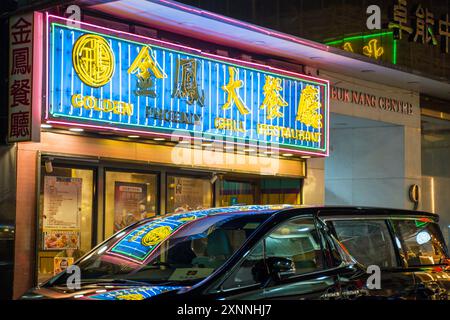 Restaurant Neon Straßenschild beleuchtet nachts auf den Straßen von Tsim Sha Tsui. Hongkong - 27. Mai 2024 Stockfoto
