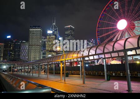 Zentrale Promenade bei Nacht mit beleuchteten Wolkenkratzern. Hongkong - 27. Mai 2024 Stockfoto