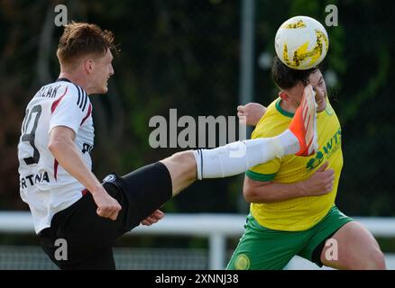 Legia Warszawas Jordan Majchrzak (links) trifft Morgan Owen (rechts) von Caernarfon Town während der UEFA Conference League, zweite Qualifikationsrunde, zweites Legspiel im Bangor City Stadium, Wales. Bilddatum: Donnerstag, 1. August 2024. Stockfoto