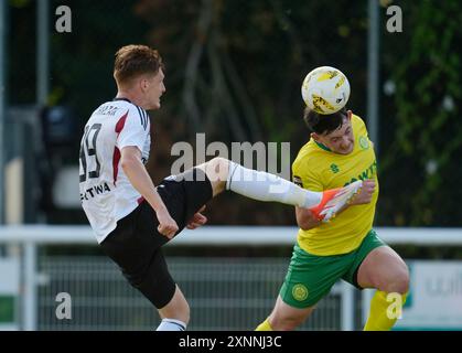 Legia Warszawas Jordan Majchrzak (links) trifft Morgan Owen (rechts) von Caernarfon Town während der UEFA Conference League, zweite Qualifikationsrunde, zweites Legspiel im Bangor City Stadium, Wales. Bilddatum: Donnerstag, 1. August 2024. Stockfoto