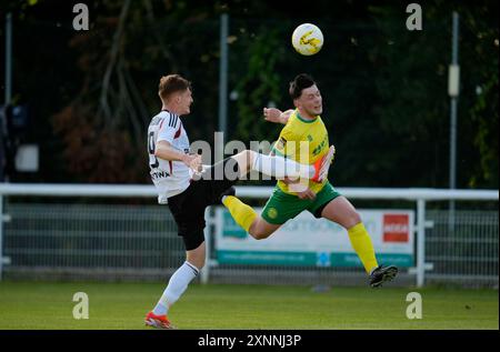 Legia Warszawas Jordan Majchrzak (links) trifft Morgan Owen (rechts) von Caernarfon Town während der UEFA Conference League, zweite Qualifikationsrunde, zweites Legspiel im Bangor City Stadium, Wales. Bilddatum: Donnerstag, 1. August 2024. Stockfoto