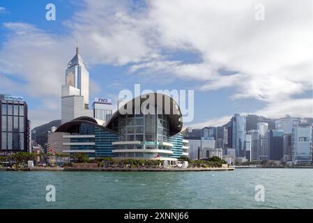 Das Hong Kong Convention and Exhibition Centre an einem sonnigen Tag mit der Skyline im Hintergrund. Hongkong - 29. Mai 2024 Stockfoto