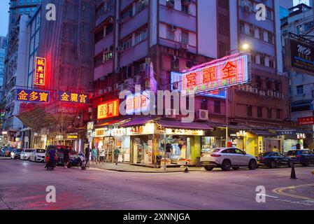 Neonschilder im Nachtklub Gam Lai Gung Karaoke, beleuchtet bei Nacht. Hongkong - 31. Mai 2024 Stockfoto