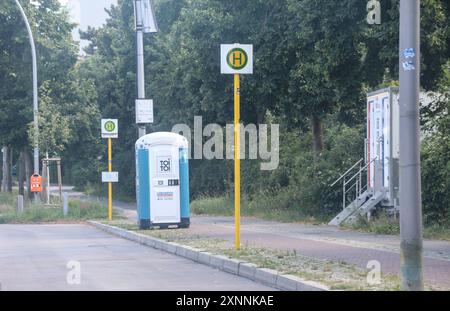 Für das lange warten auf deenen Bus, steht ein toilettenhäuschen an der haltestelle, oder eher zufall für das lange warten auf deenen Bus, steht ein toilettenhäuschen an der haltestelle, oder eher zufall *** für das lange Warten auf den Bus gibt es einen Toilettenblock an der Bushaltestelle, oder eher Zufall für das lange Warten auf den Bus, es gibt einen Toilettenblock an der Bushaltestelle, oder eher Zufall Stockfoto