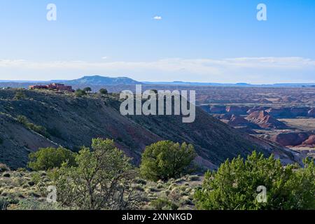 Painted Desert Inn im Pueblo-Stil am Kachina Point mit Blick auf mehrfarbige Badlands im späten Nachmittagslicht im Petrified Forest National Park Stockfoto