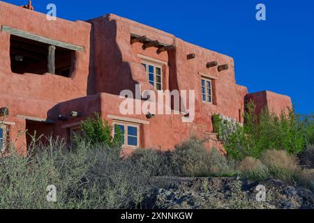 Painted Desert Inn, original Stone Tree House aus den 1920er Jahren, 1940 Renovierung im Pueblo-Stil im Abendlicht im Petrified Forest National Park -- AZ, April 2024 Stockfoto