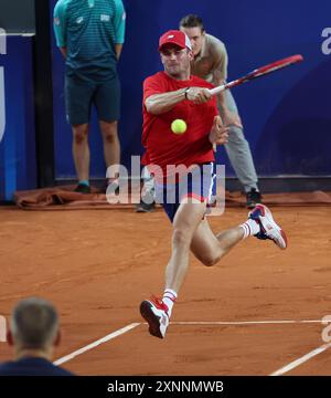 Paris, Frankreich. August 2024. Tommy Paul trifft am sechsten Tag der Olympischen Spiele in Paris am Donnerstag, den 1. August 2024, im Viertelfinale der Herren-Doppel gegen Andy Murray und Dan Evans eine Vorhand. Die USA gewannen das Spiel mit 2:0. Foto: Hugo Philpott/UPI Credit: UPI/Alamy Live News Stockfoto