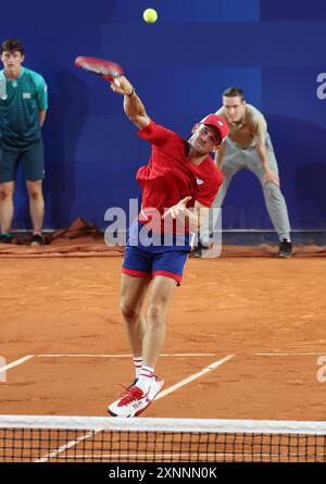 Paris, Frankreich. August 2024. Tommy Paul trifft am sechsten Tag der Olympischen Spiele in Paris am Donnerstag, den 1. August 2024, im Viertelfinale der Herren-Doppel gegen Andy Murray und Dan Evans eine Vorhand. Die USA gewannen das Spiel mit 2:0. Foto: Hugo Philpott/UPI Credit: UPI/Alamy Live News Stockfoto