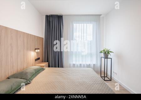 Luxuriöses Hauptschlafzimmer innen, modernes Haus, schöne Inneneinrichtung, Kingsize-Bett, Doppelbett. Weitwinkel Stockfoto