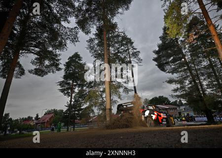 Am 1. Tag des Rennens stehen sie während der FIA-Rallye-Weltmeisterschaft WRC Secto Rallye Finnland 2024 01. August Jyvaskyla, Finnland Stockfoto