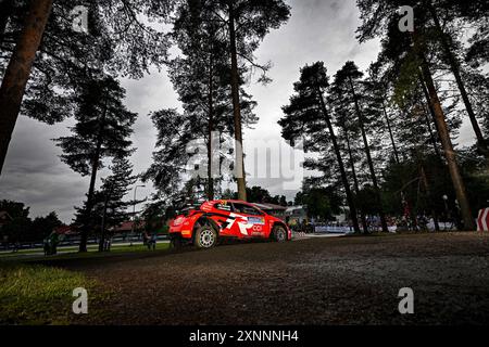 Am 1. Tag des Rennens stehen sie während der FIA-Rallye-Weltmeisterschaft WRC Secto Rallye Finnland 2024 01. August Jyvaskyla, Finnland Stockfoto