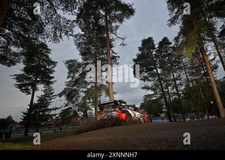 Am 1. Tag des Rennens stehen sie während der FIA-Rallye-Weltmeisterschaft WRC Secto Rallye Finnland 2024 01. August Jyvaskyla, Finnland Stockfoto