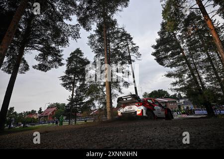 Am 1. Tag des Rennens stehen sie während der FIA-Rallye-Weltmeisterschaft WRC Secto Rallye Finnland 2024 01. August Jyvaskyla, Finnland Stockfoto