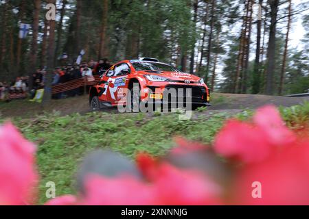 Am 1. Tag des Rennens stehen sie während der FIA-Rallye-Weltmeisterschaft WRC Secto Rallye Finnland 2024 01. August Jyvaskyla, Finnland Stockfoto