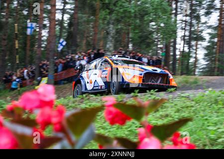 Am 1. Tag des Rennens stehen sie während der FIA-Rallye-Weltmeisterschaft WRC Secto Rallye Finnland 2024 01. August Jyvaskyla, Finnland Stockfoto