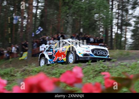 Am 1. Tag des Rennens stehen sie während der FIA-Rallye-Weltmeisterschaft WRC Secto Rallye Finnland 2024 01. August Jyvaskyla, Finnland Stockfoto