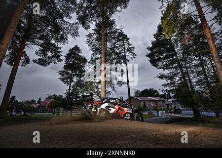Am 1. Tag des Rennens stehen sie während der FIA-Rallye-Weltmeisterschaft WRC Secto Rallye Finnland 2024 01. August Jyvaskyla, Finnland Stockfoto