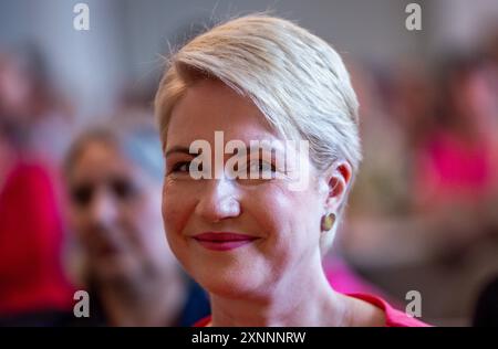 Schwerin, Deutschland. Juli 2024. Manuela Schwesig (SPD), Ministerpräsidentin Mecklenburg-Vorpommerns, anlässlich der Ankündigung der Aufnahme des Schweriner Residenzensembles in die UNESCO-Liste des Weltkulturerbes. Quelle: Jens Büttner/dpa/Alamy Live News Stockfoto