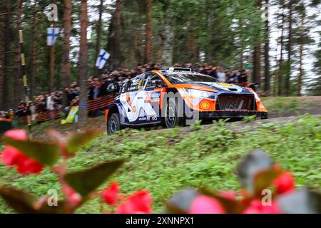 Sie stehen am 1. Tag des Rennens während der FIA-Rallye-Weltmeisterschaft WRC Secto Rallye Finnland 2024 01. August Jyvaskyla, Finnland Stockfoto