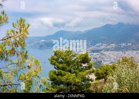 Landschaftsblick auf die Mittelmeerküste. Blick von oben auf Cleopatra Beach, Alanya, Türkei. Hochwertige Fotos Stockfoto