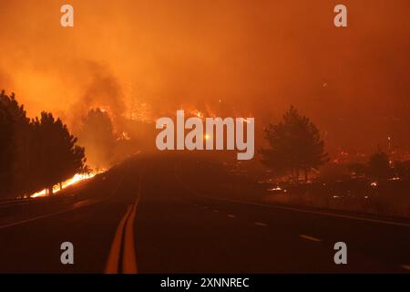 Chico, Kalifornien, USA. August 2024. Die Feuerwehrleute kämpfen weiterhin gegen die Feuerflamme im Park vor Chico, in den nordkalifornischen Countys Butte und Tehama. Der Park Fire hat mittlerweile über 392.480 Hektar Fläche verbrannt und ist damit der fünftgrößte Waldbrand in der Geschichte Kaliforniens. (Credit Image: © Cal Fire/Wildfire Image) NUR REDAKTIONELLE VERWENDUNG! Stockfoto