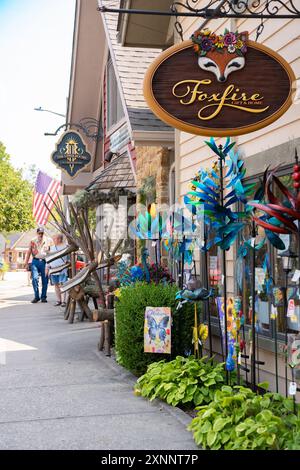 Nashville, Indiana - 26. Juli 2024: Straßenszene aus der historischen Innenstadt von Nashville Indiana im Brown County mit sichtbaren Menschen. Stockfoto