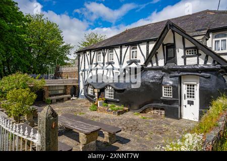 Das Highwayman Inn Sourton in der Nähe von Okehampton. Angeblich spukte im 11. Jahrhundert Pub. Der ungewöhnlichste Pub Großbritanniens. Stockfoto