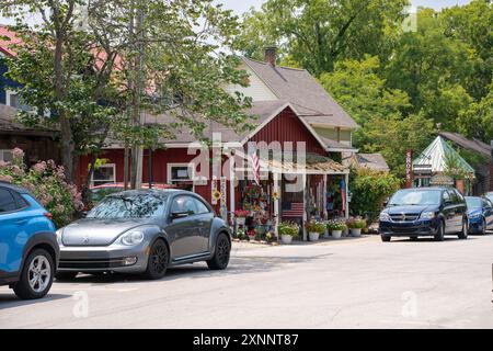 Nashville, Indiana - 26. Juli 2024: Straßenszene aus der historischen Innenstadt von Nashville Indiana im Brown County mit sichtbaren Menschen. Stockfoto