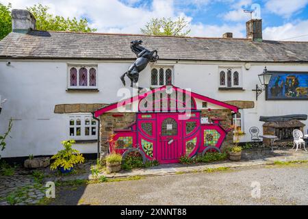 Das Highwayman Inn Sourton in der Nähe von Okehampton. Angeblich spukte im 11. Jahrhundert Pub. Der ungewöhnlichste Pub Großbritanniens. Stockfoto