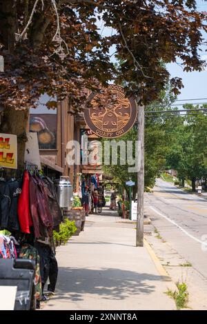 Nashville, Indiana - 26. Juli 2024: Straßenszene aus der historischen Innenstadt von Nashville Indiana im Brown County mit sichtbaren Menschen. Stockfoto